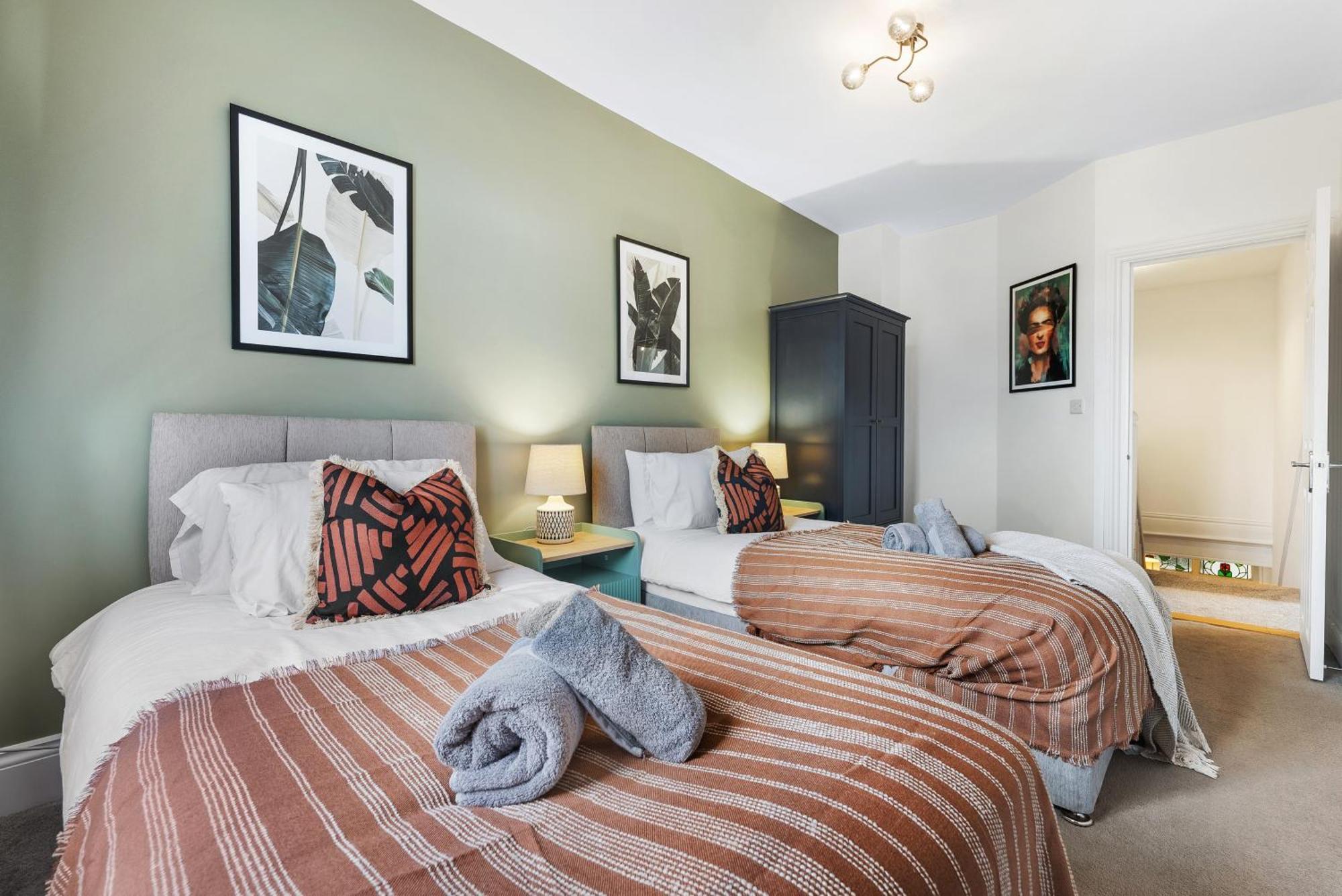 Long Term And Summer Special Offer! 5-Bedroom Spacious, Stunning Design, Sociable Areas & Cosy House Near South Downs Park, Sleeps 11 With Games Room, Private Parking And Garden- By Blue Puffin Stays Waterlooville Exterior foto